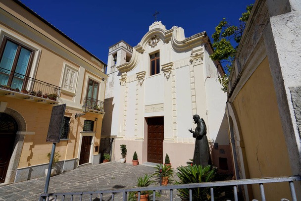 Церква Модонна дель Карміне з статуєю Сан Піо в Піццо Калабро, Італія. - Фото, зображення