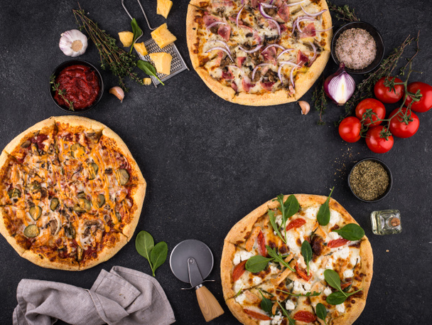 Assortment of various types of Italian pizza with bacon, chicken meat, soft cheese and tomato - Foto, Imagen