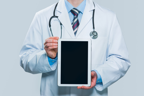 Doctor holding blank digital tablet - Foto, Imagem
