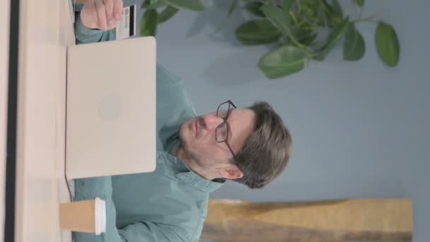 Vertical Video of Mature Adult Man Unable to make Online Payment on Laptop - Filmagem, Vídeo