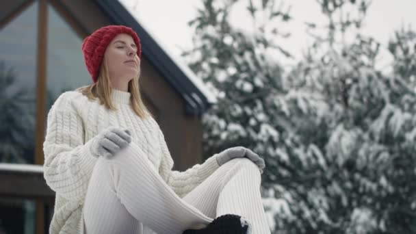 白人女性は冬に屋外で瞑想しています。8Kでレッドヘリウムカメラで撮影.     - 映像、動画