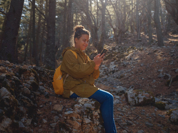 caucasian woman enjoys being in nature, beautiful forest in mountains. embracing fresh air and engaging in outdoor activities. Friluftsliv concept means spending as much time outdoors as possible - Foto, imagen