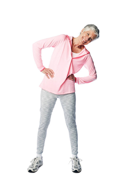 Liikunta, kunto ja vanhempi nainen muotokuva venyttely terveyttä ja hyvinvointia studiossa. Onnellinen ja terve nainen valkoisella pohjalla motivaatiota ja energiaa eläkkeelle. - Valokuva, kuva