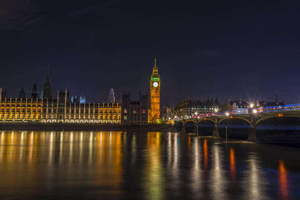Casas iluminadas del Parlamento por la noche, Londres
 - Foto, imagen