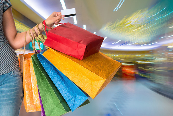 Mujer sosteniendo bolsas de compras y tarjeta de crédito
 - Foto, Imagen