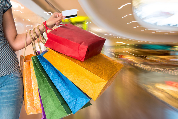 Mujer sosteniendo bolsas de compras y tarjeta de crédito
 - Foto, Imagen