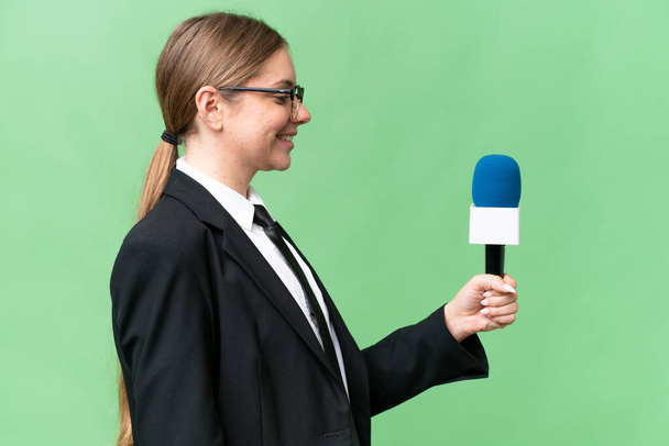 Mladá televizní moderátorka běloška nad izolovaným pozadím s veselým výrazem - Fotografie, Obrázek