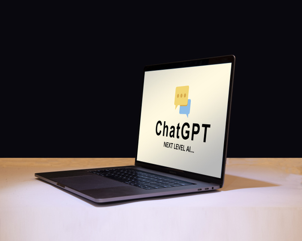 Концепция искусственного интеллекта нового уровня ChatGPT на экране ноутбука. - Фото, изображение