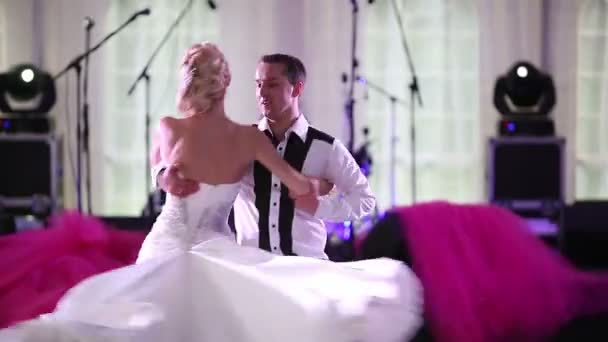 Elementos de uma dança de casamento bonito na recepção do casamento
 - Filmagem, Vídeo