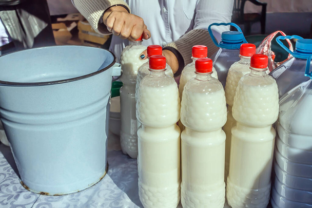 Botellas de plástico con productos lácteos fermentados.Kumiss - Foto, Imagen