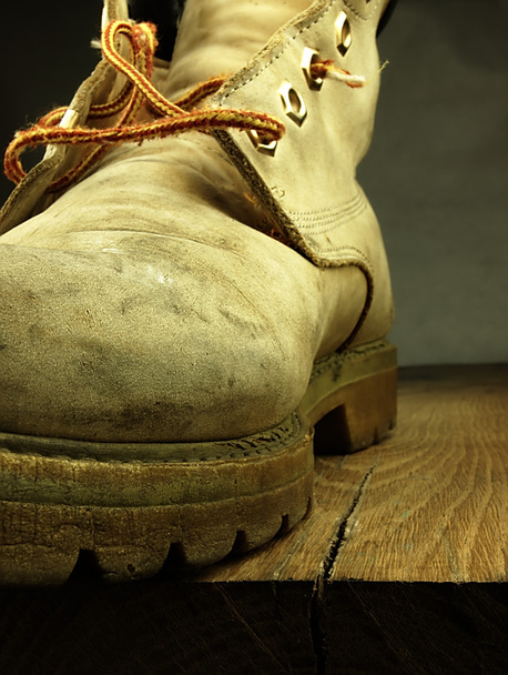 Militär, schwerer Schuh am Rand. - Foto, Bild