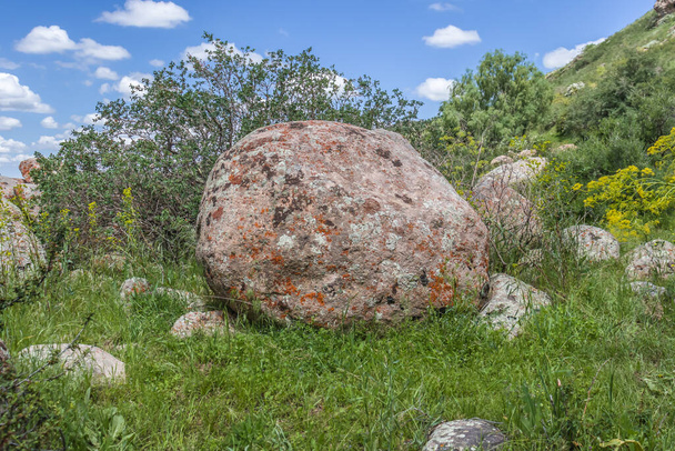 Huge granite stone boulder in nature - Foto, Imagem