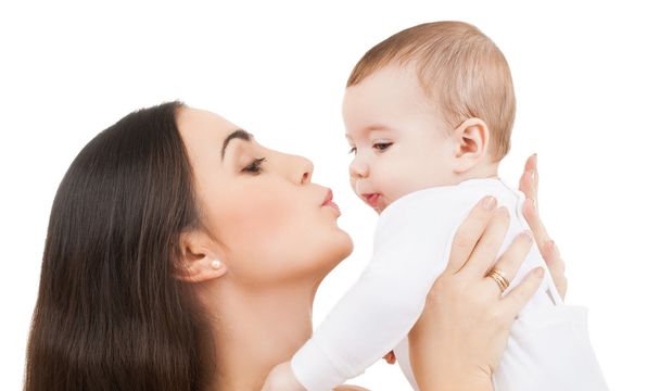 mother kissing her baby - Fotografie, Obrázek