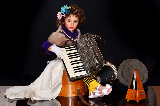 Schattige baby met een accordeon - Foto, afbeelding
