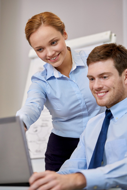 Lächelnde Geschäftsleute mit Laptop im Büro - Foto, Bild