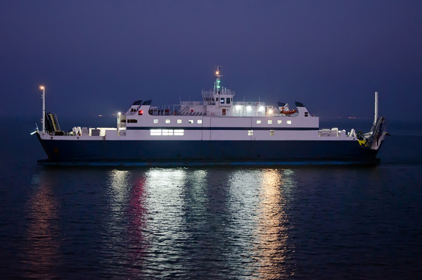 Ferry en el mar por la noche
 - Foto, Imagen