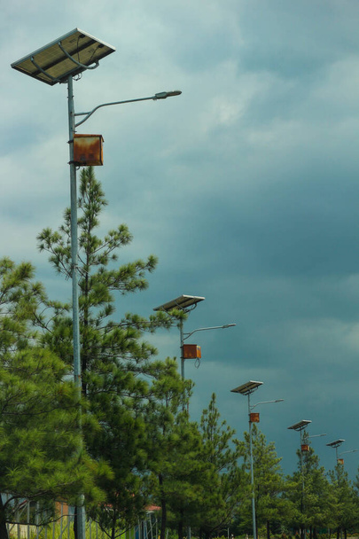 Solar Public Street Lighting (PJUTS) - это решение для освещения дорог и территорий, которые не входят в зону сети PLN, или для повышения эффективности затрат на освещение. Использование энергосберегающих светодиодных ламп с электроэнергией от батарей, которые ранее были ча - Фото, изображение