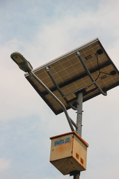 Solar Public Street Lighting (PJUTS) is a lighting solution for roads and areas that are not within the PLN network area or for lighting cost efficiency. Using energy-saving LED lights with electricity supplied from batteries that were previously cha - Foto, afbeelding