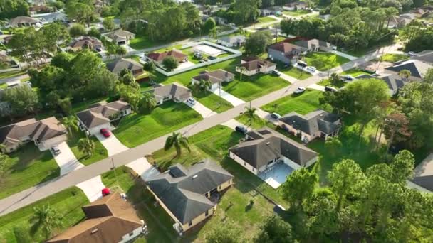 Légi táj kilátás kertvárosi magánházak között zöld pálmafák Floridában csendes vidéki területen. - Felvétel, videó