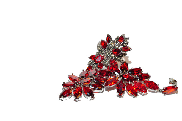 Κόκκινα σκουλαρίκια με πολύτιμους λίθους - Φωτογραφία, εικόνα