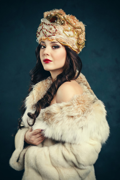 Queen in royal dress. sexy girl in royal hat and fur coat - Photo, Image
