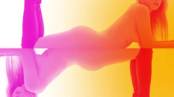 Una bella femmina indossa solo stivali alti al ginocchio in posa con colori luminosi al neon sovrapposti - Filmati, video