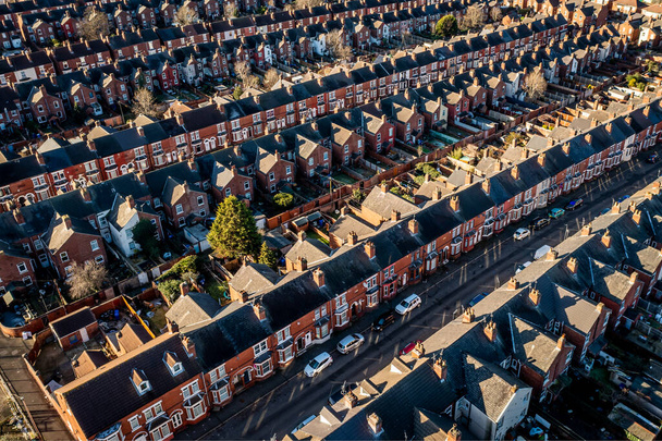 Вид с воздуха на ряды домов с террасами в рабочем районе северного города в Англии - Фото, изображение