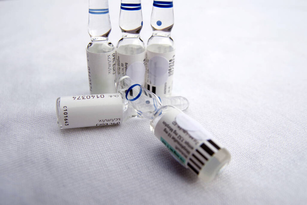 Glass vials for injection with a colored mark to break the vial - Zdjęcie, obraz