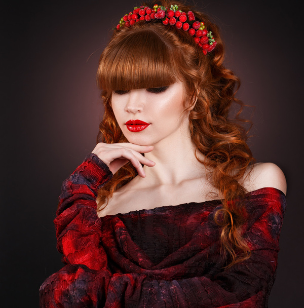 Sexy piękne rude dziewczyny z długie kręcone włosy i usta ornament.red czerwony dress.hair. - Zdjęcie, obraz