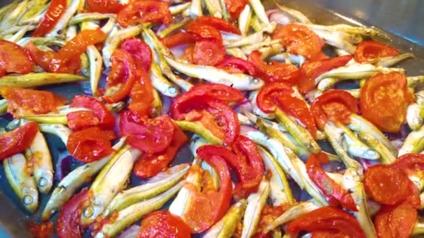 Готовить рыбу с помидорами и травами на пергаменте в духовке - Кадры, видео