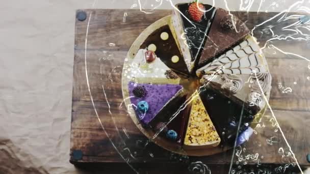 Tien soorten taarten op een gouden dienblad en op een houten dienblad met versieringen. - Video