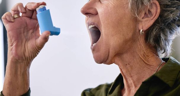 Астма, кислород и пожилая женщина с насосом для дыхания, медицинской помощи и здравоохранения в рот. Лекарство, спрей и престарелый человек с медикаментозным лечением помогают дышать ингалятором. - Фото, изображение