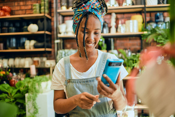 Credit card, pos payment or florist woman, startup small business owner or manager with retail sales product. Commerce shopping service, flower store or African worker with financial fintech purchase. - Foto, imagen