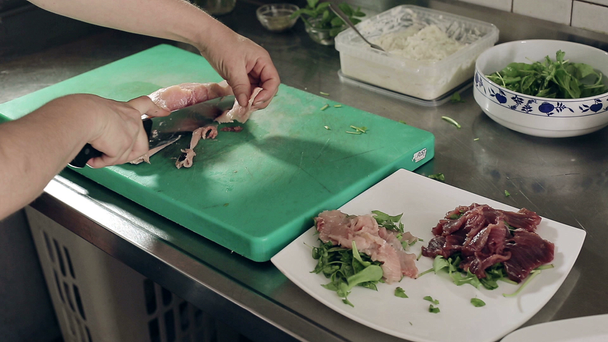 Étterem konyha nő előkészítése hal ételeket a vendégek. - Felvétel, videó