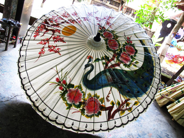 Thai ammattitaito teknikko tai ammatillinen tehty käsintehty paperi sateenvarjot ja käsityö fanit näytteille ja myyntiin studio työpaja Bo Sang tai Borsang sateenvarjo kylä Chiang Mai, Thaimaa - Valokuva, kuva