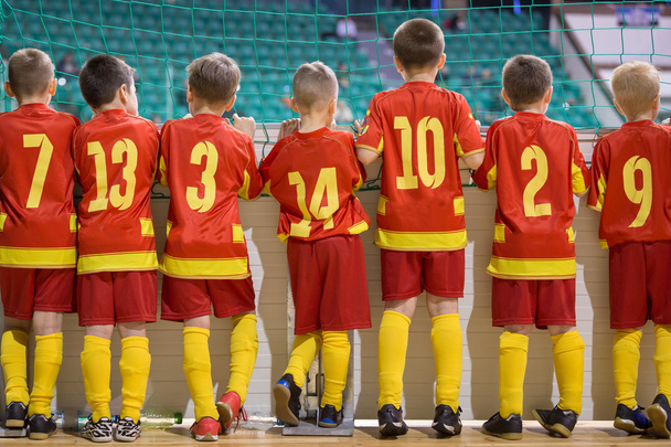 equipo juvenil de fútbol futsal en un banco. Niños esperando en un banco
 - Foto, Imagen