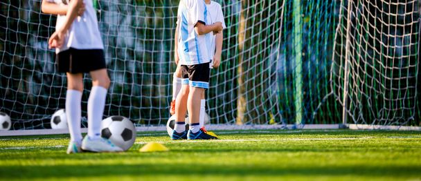 スポーツ サッカー水平背景。少年サッカーのスキルを育成 - 写真・画像