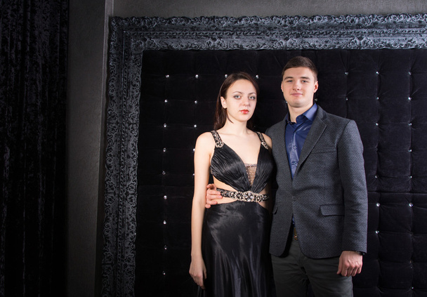 junges Paar in eleganten Outfits blickt in die Kamera - Foto, Bild