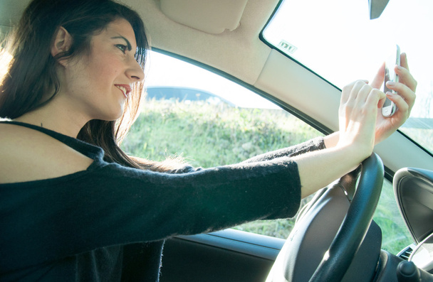 motorista feminino com seu telefone inteligente
 - Foto, Imagem
