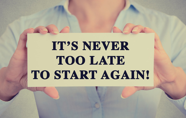 Businesswoman hands holding sign with It's never too late to start again  - Foto, Bild