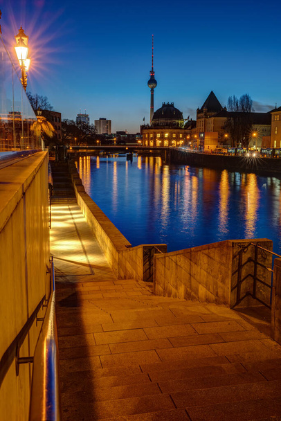 Вид на берег реки Шпри в Берлине на dawn - Фото, изображение