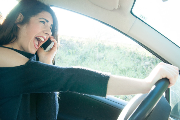 motorista do sexo feminino em uma situação ruim
 - Foto, Imagem
