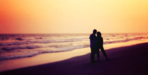 silhouette de couples étreignant sur la plage
 - Photo, image