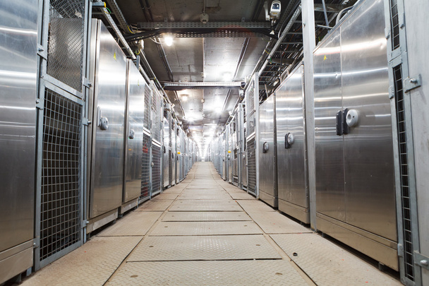 электрические коробки коридора промышленного здания
 - Фото, изображение