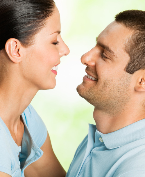 Feliz sorrindo casal atraente, ao ar livre
 - Foto, Imagem