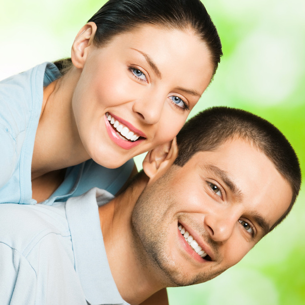 Ευτυχής χαμογελαστοί ελκυστικό ζευγάρι, εξωτερική - Φωτογραφία, εικόνα