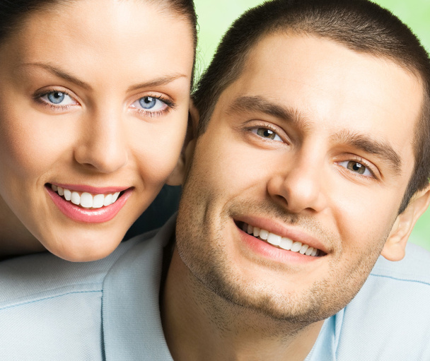 Feliz sorrindo casal atraente, ao ar livre
 - Foto, Imagem