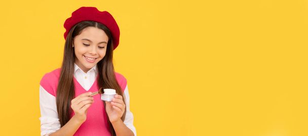 フランス語のベレー帽の幸せな10代の女の子は、パウダーブラシ、メイクで赤面を適用します。10代の子供のための化粧品、ポスターデザイン。美の子供の化粧、コピースペースのバナー - 写真・画像