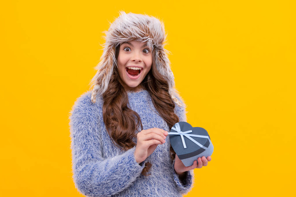 christmas season. surprised kid with purchase in hat. boxing day. teen girl in knitwear. child buy gift. black friday discount. winter shopping sale. valentines day present box. - Φωτογραφία, εικόνα