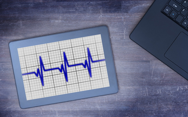 Electrocardiograma num comprimido - Conceito de cuidados de saúde
 - Foto, Imagem